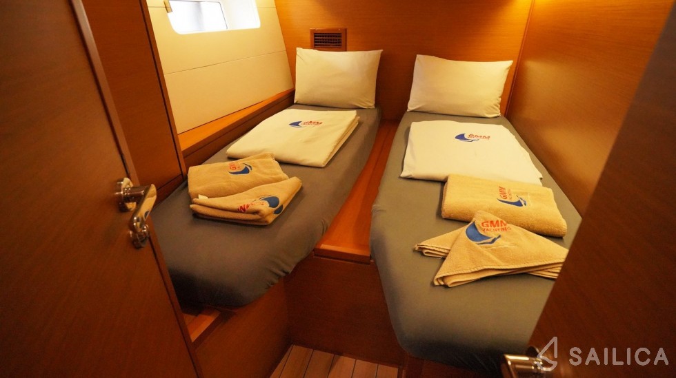Jeanneau 54 - Yacht Charter Sailica