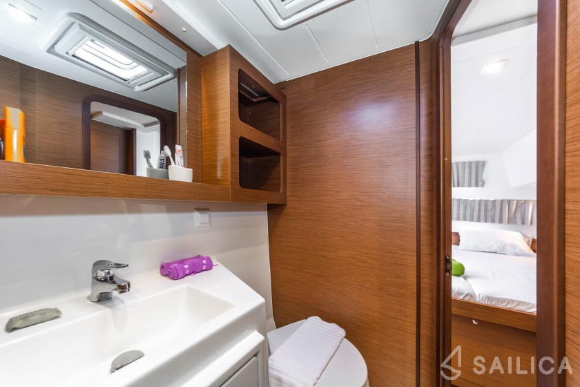 Lagoon 42 - Yacht Charter Sailica