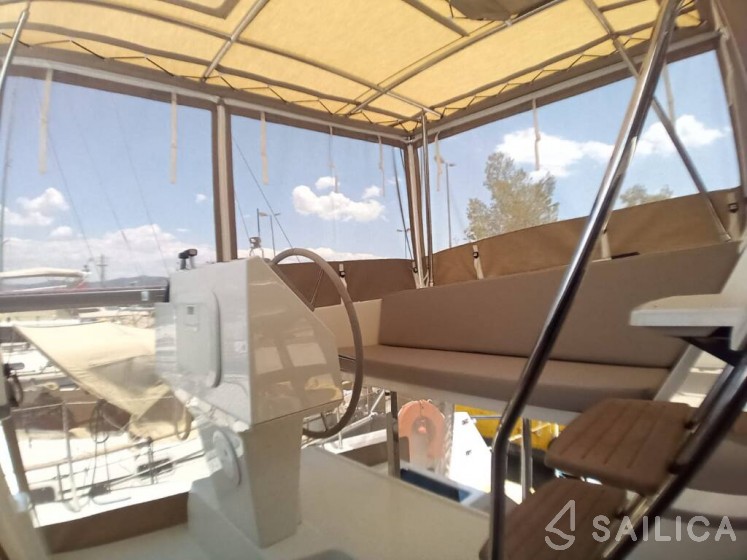 Astréa 42 - Yacht Charter Sailica