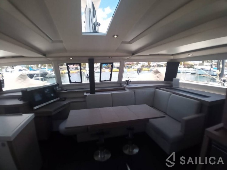 Astréa 42 - Yacht Charter Sailica
