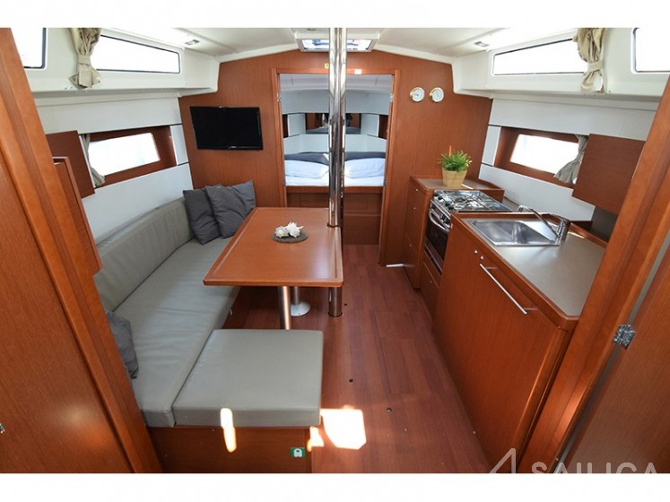 Oceanis 38.1 - Yacht Charter Sailica