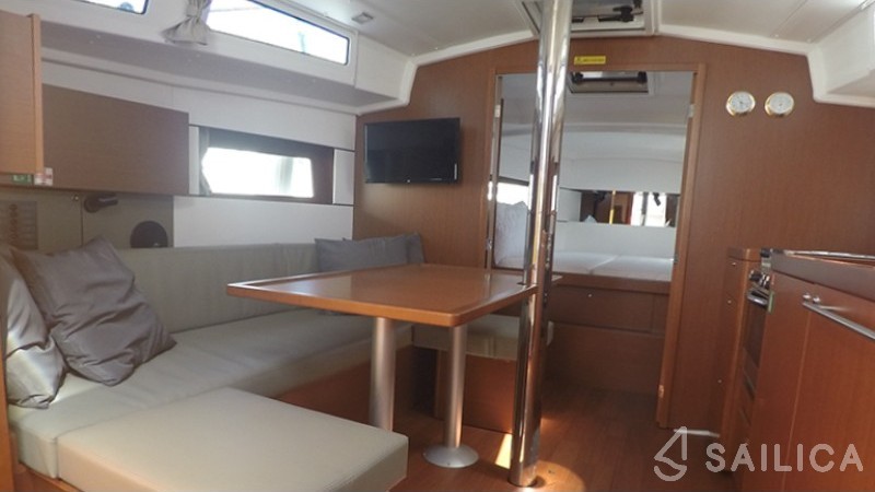 Oceanis 38.1 - Yacht Charter Sailica