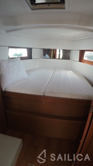 Oceanis 38.1 - Yacht Charter Sailica