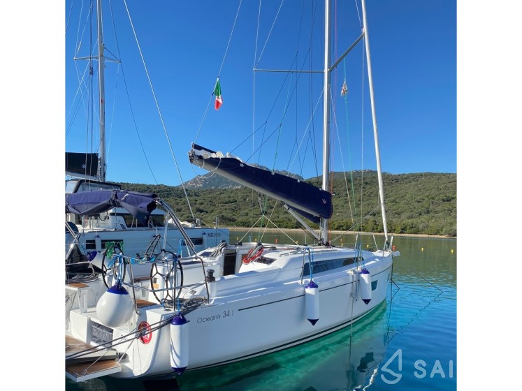 Oceanis 34.1 - Yacht Charter Sailica