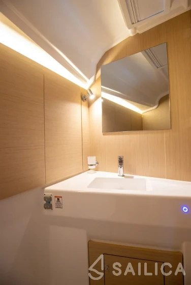 Oceanis 40.1 - Yacht Charter Sailica