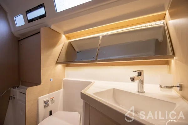 Oceanis 40.1 - Yacht Charter Sailica