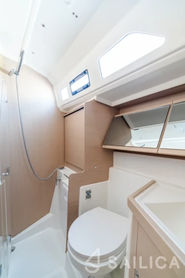 Oceanis 40.1 - Yacht Charter Sailica