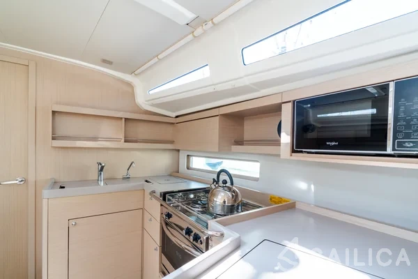 Oceanis 40.1 - Yacht Charter Sailica