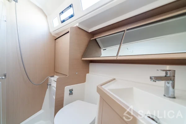 Oceanis 40.1 - Yacht Charter Sailica