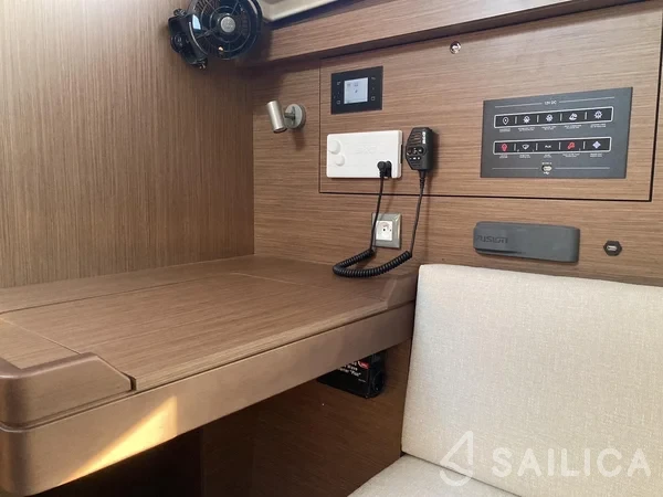 Oceanis 40.1 - Yacht Charter Sailica
