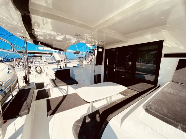 Lagoon 42 - Yacht Charter Sailica