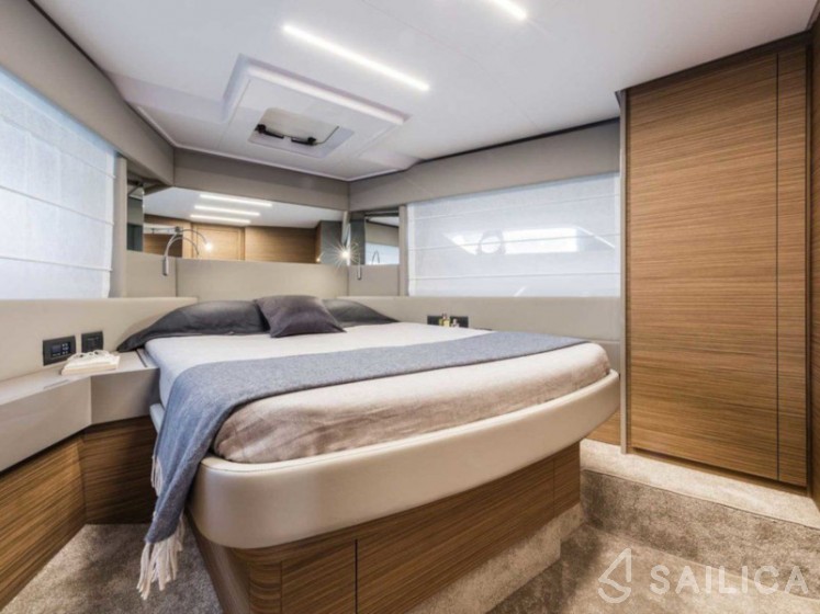Ferretti 450 - Yacht Charter Sailica