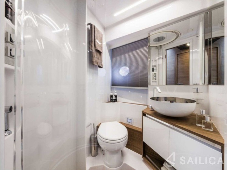 Ferretti 450 - Yacht Charter Sailica