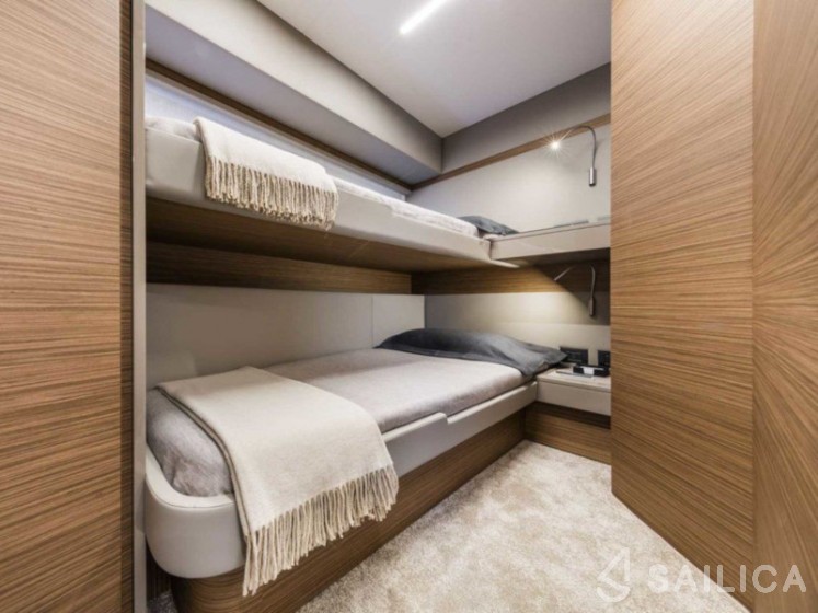 Ferretti 450 - Yacht Charter Sailica