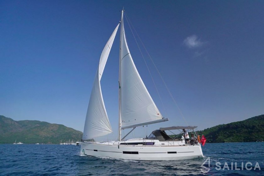 Dufour 520 GL - Yacht Charter Sailica