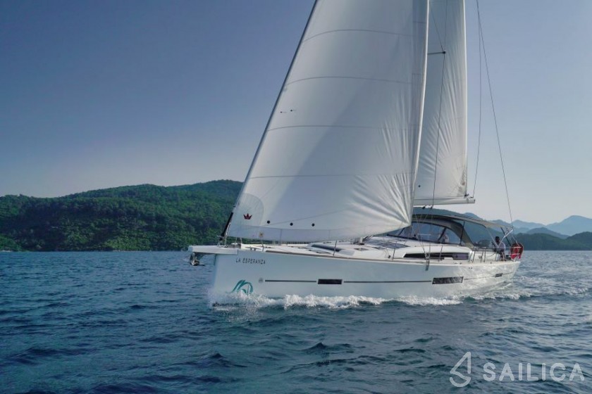 Dufour 520 GL - Yacht Charter Sailica
