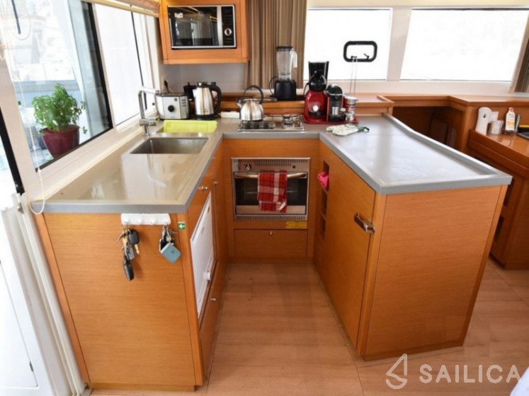 Lagoon 450  Flybridge - Yacht Charter Sailica