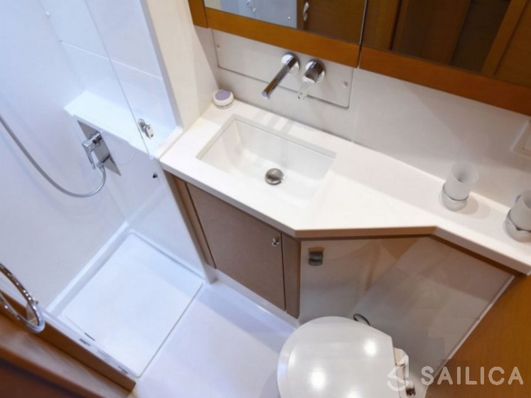 Lagoon 450  Flybridge - Yacht Charter Sailica