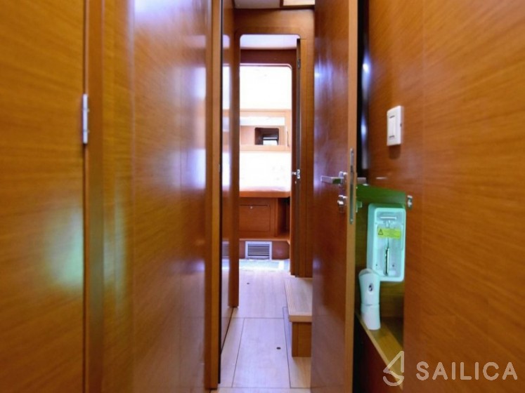 Lagoon 450  Flybridge - Yacht Charter Sailica