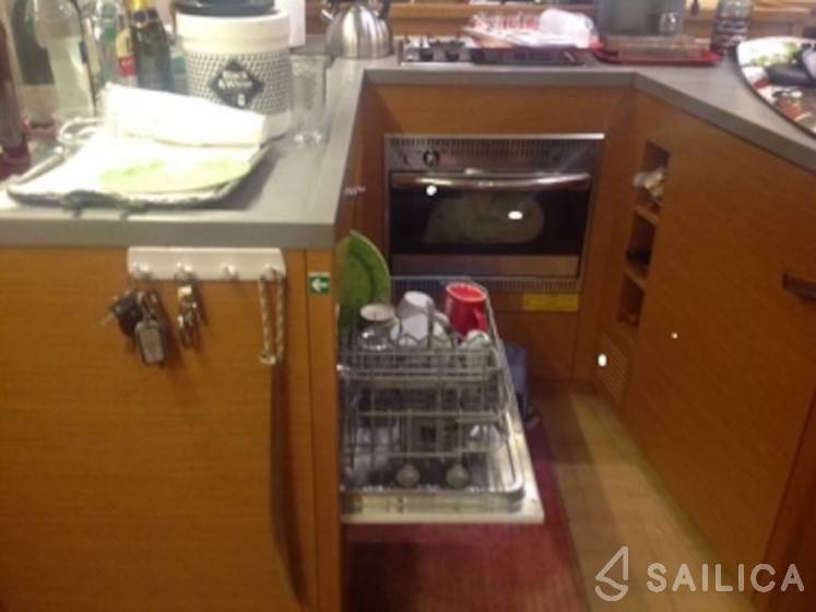 Lagoon 450  Flybridge - Yacht Charter Sailica
