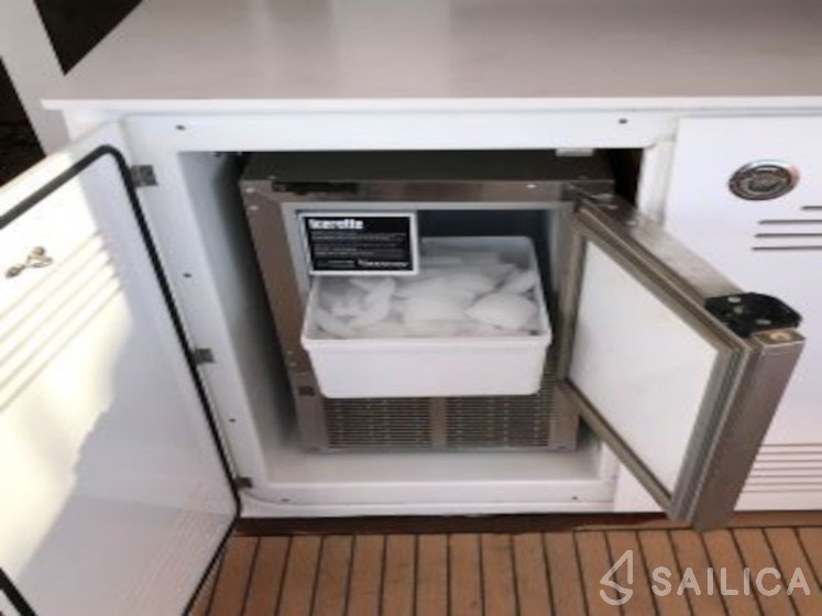 Lagoon 450  Flybridge - Yacht Charter Sailica