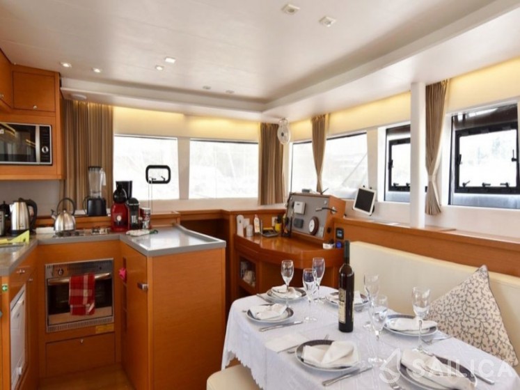 Lagoon 450  Flybridge - Yacht Charter Sailica