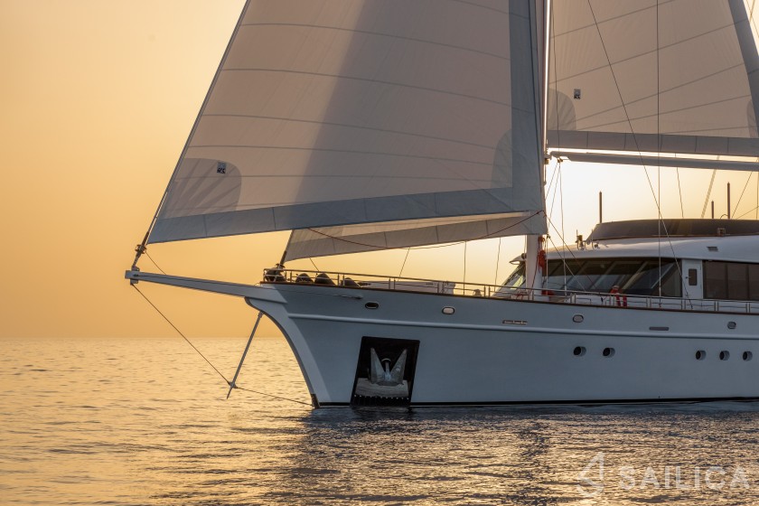 Motor sailer - Yacht Charter Sailica