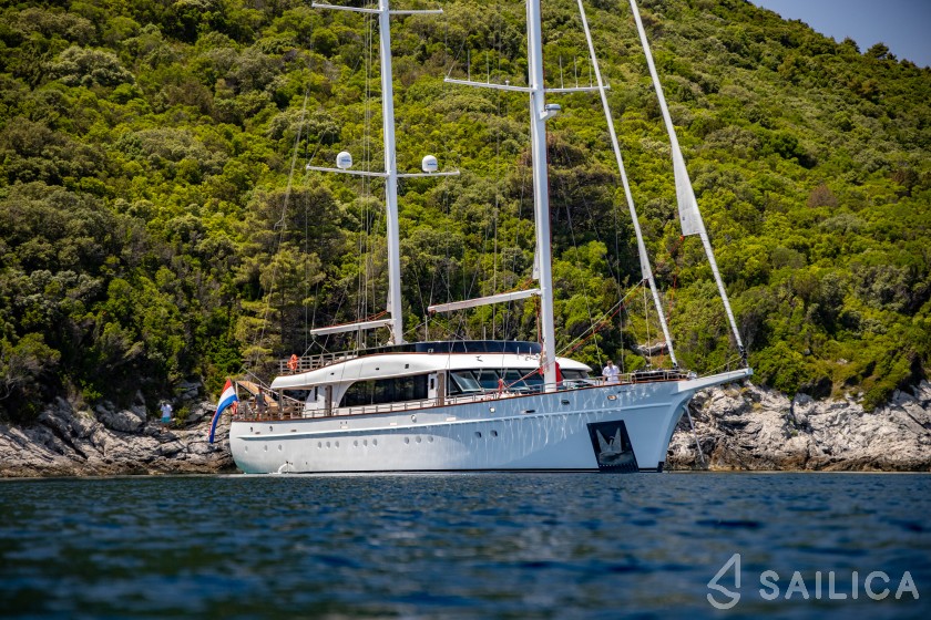 Motor sailer - Yacht Charter Sailica