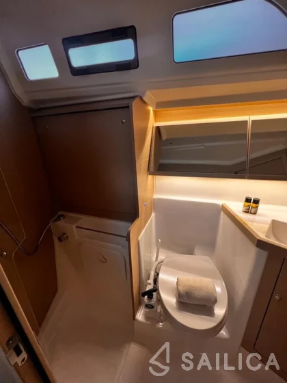Oceanis 40.1 - Yacht Charter Sailica