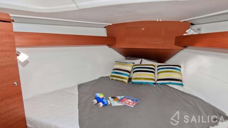Dufour 335 GL - Yacht Charter Sailica