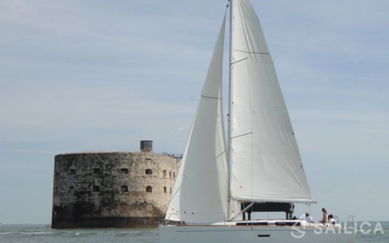 Dufour 335 GL - Yacht Charter Sailica