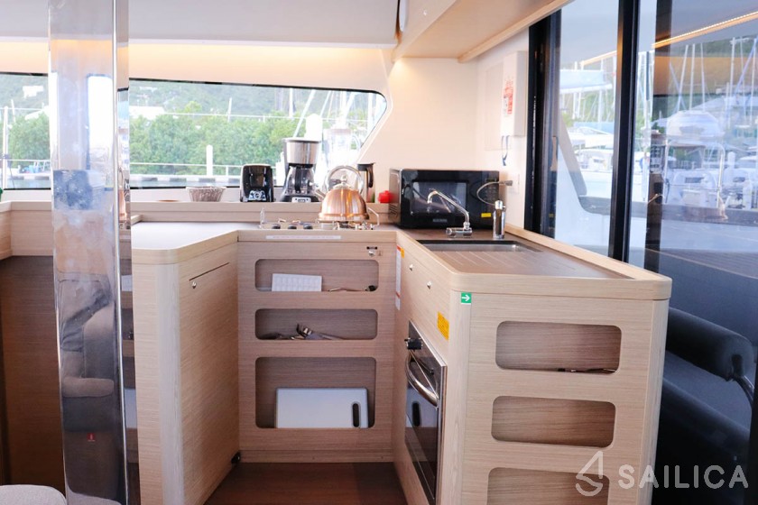 Lagoon 42 - Yacht Charter Sailica