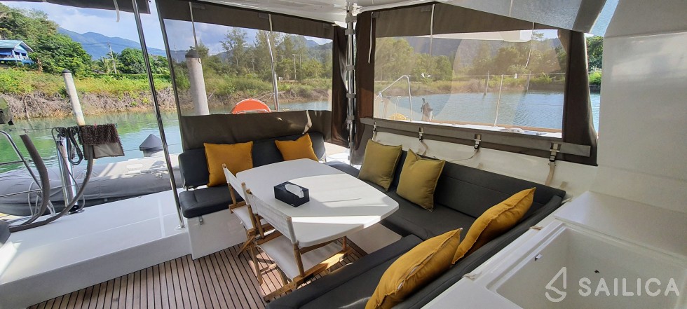 Lagoon 450  Flybridge - Yacht Charter Sailica