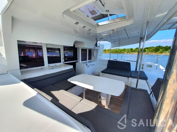 Lagoon 450  Flybridge - Yacht Charter Sailica