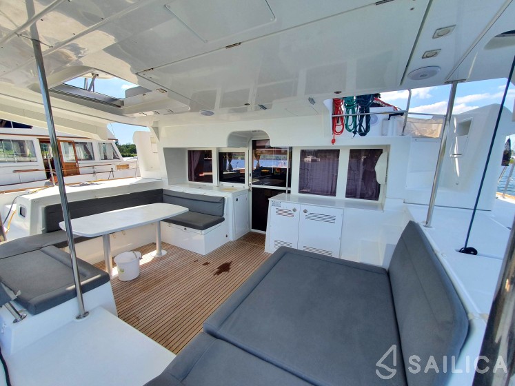 Lagoon 450  Flybridge - Yacht Charter Sailica