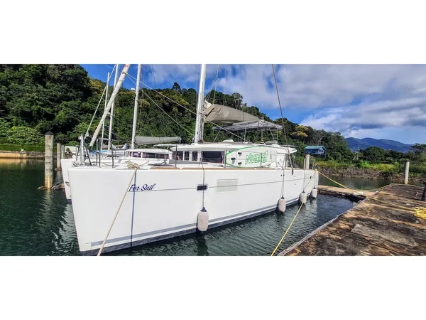 Lagoon 450  Flybridge - Yacht Charter Sailica