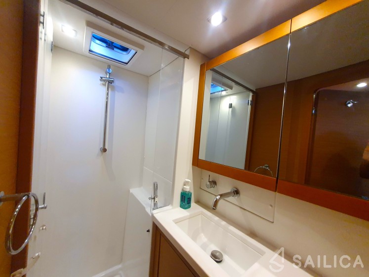 Lagoon 450  Flybridge - Yacht Charter Sailica