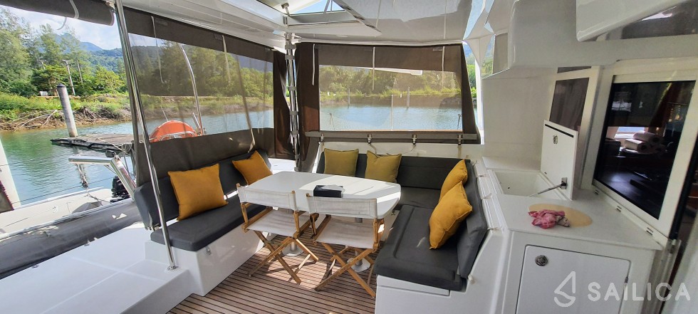 Lagoon 450  Flybridge - Yacht Charter Sailica