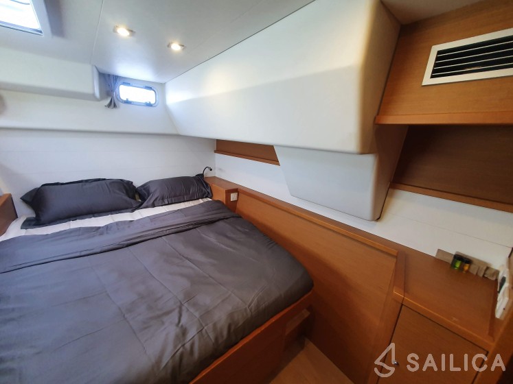 Lagoon 450  Flybridge - Yacht Charter Sailica