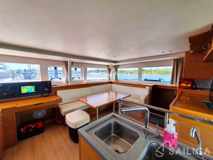 Lagoon 450  Flybridge - Yacht Charter Sailica