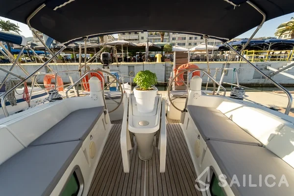 Sun Odyssey 42i - Yacht Charter Sailica