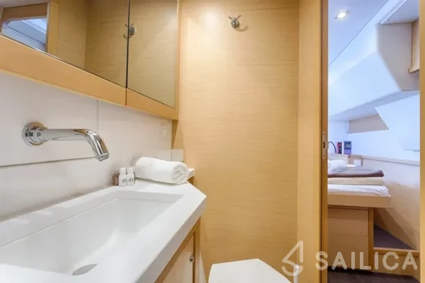Lagoon 450  Flybridge - Yacht Charter Sailica