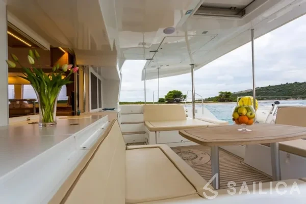 Lagoon 450  Flybridge - Yacht Charter Sailica