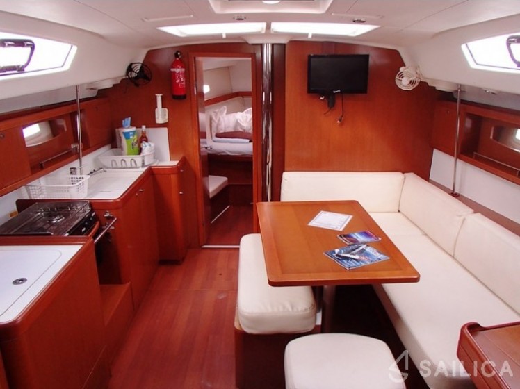 Oceanis 43 - Yacht Charter Sailica
