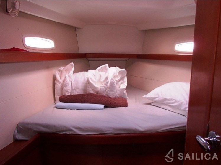 Oceanis 43 - Yacht Charter Sailica