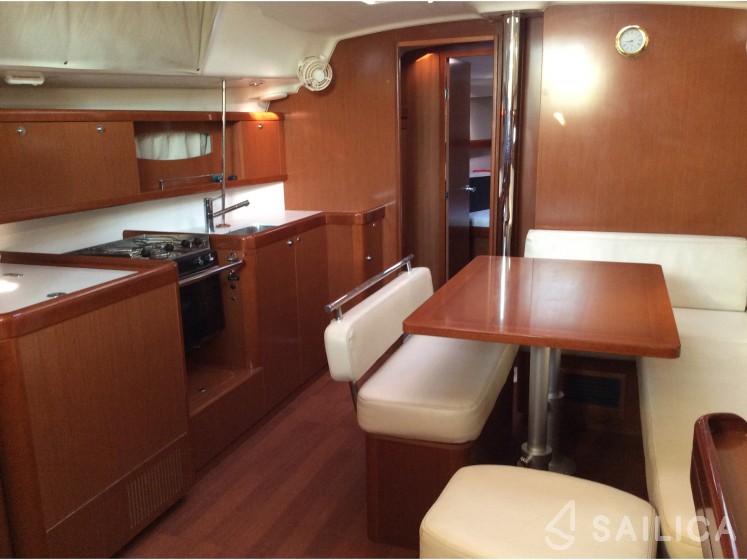 Oceanis 43 - Yacht Charter Sailica
