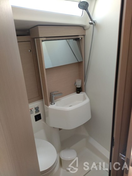 Oceanis 51.1 - Yacht Charter Sailica