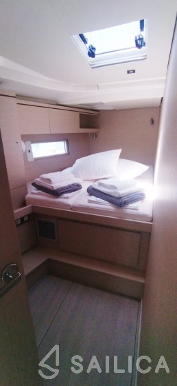 Oceanis 51.1 - Yacht Charter Sailica