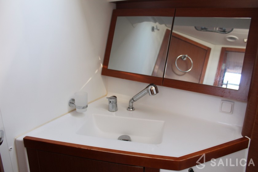 Oceanis 45 - Yacht Charter Sailica