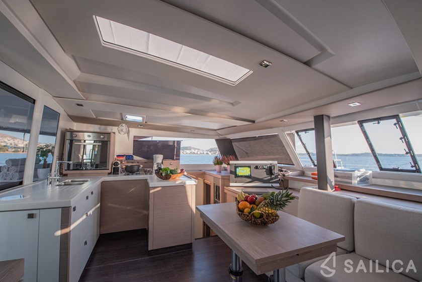 Astréa 42 - Yacht Charter Sailica